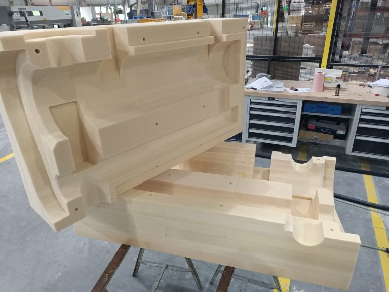 Caisson en deux parties en mousse technique usinée, avec formes intérieures et perçages, dans l'atelier ELIT
