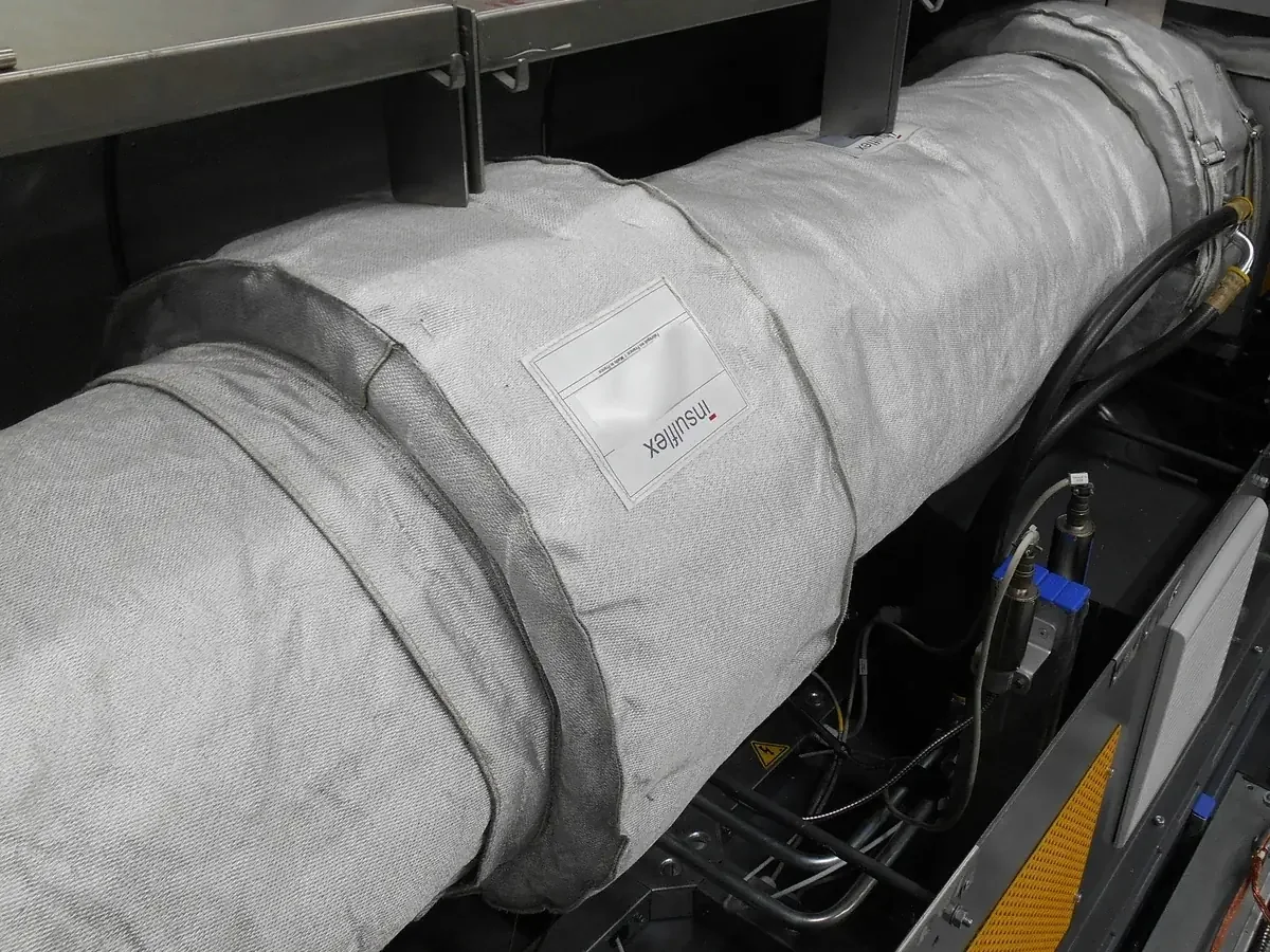 Matelas isolant démontable sur le fourreau d'une extrudeuse